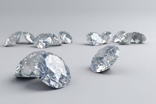 13颗切割过的大钻石排列在明亮的表面上